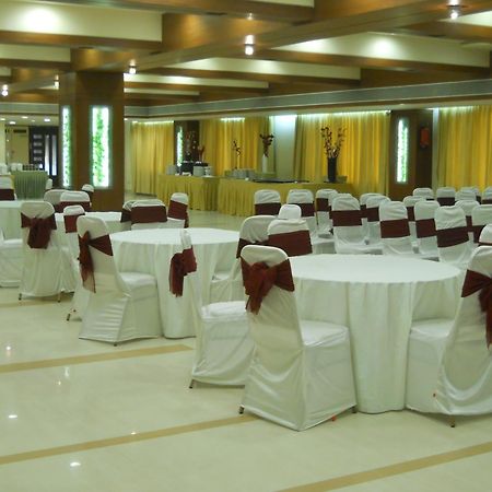 Hotel Platinum Residency Ahmedabad Exterior foto