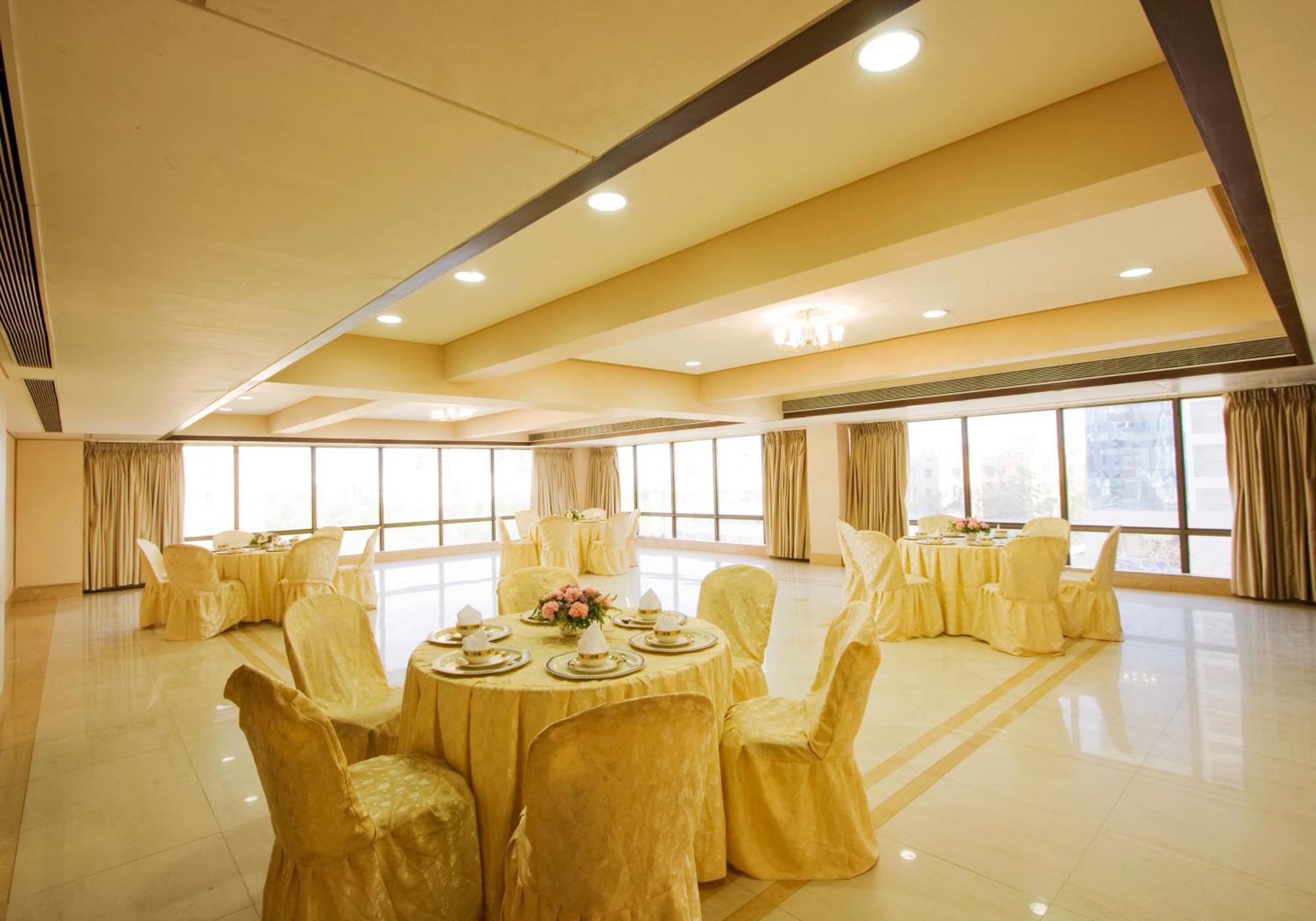Hotel Platinum Residency Ahmedabad Exterior foto