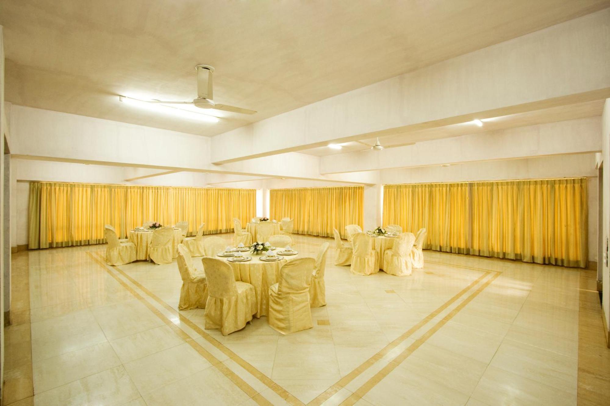 Hotel Platinum Residency Ahmedabad Exterior foto