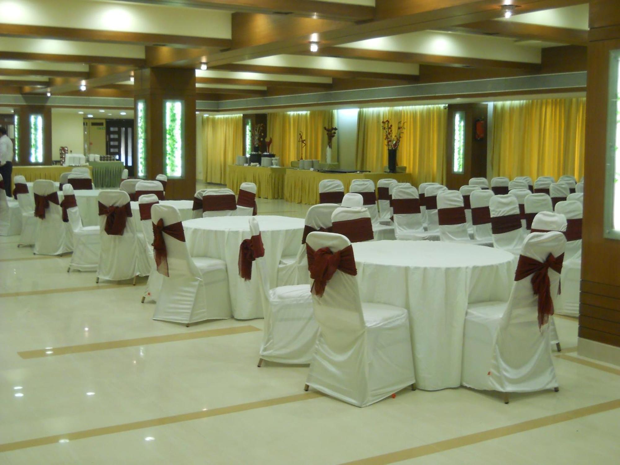 Hotel Platinum Residency Ahmedabad Exterior foto