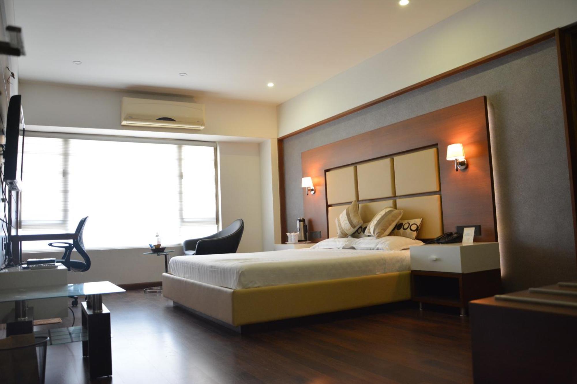 Hotel Platinum Residency Ahmedabad Exterior foto
