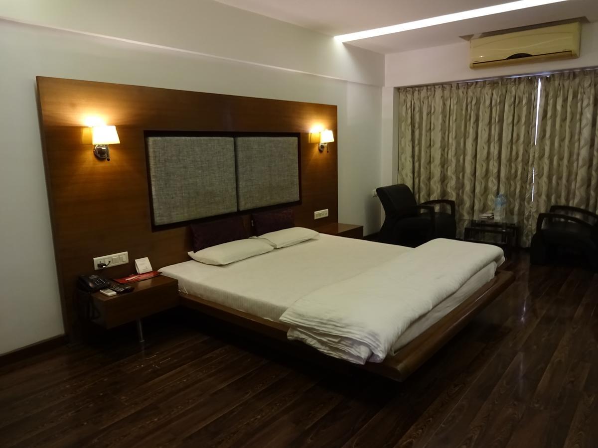 Hotel Platinum Residency Ahmedabad Exterior foto