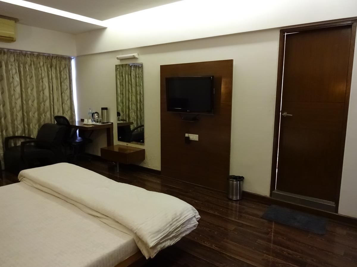 Hotel Platinum Residency Ahmedabad Exterior foto