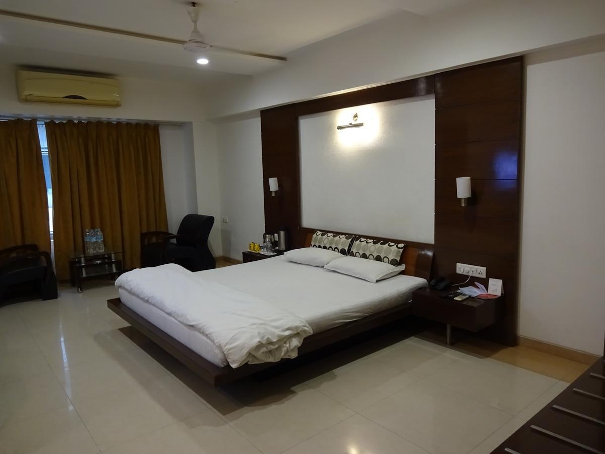 Hotel Platinum Residency Ahmedabad Exterior foto