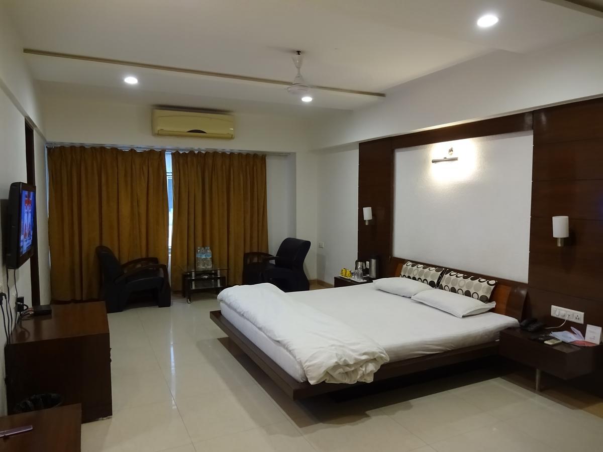 Hotel Platinum Residency Ahmedabad Exterior foto