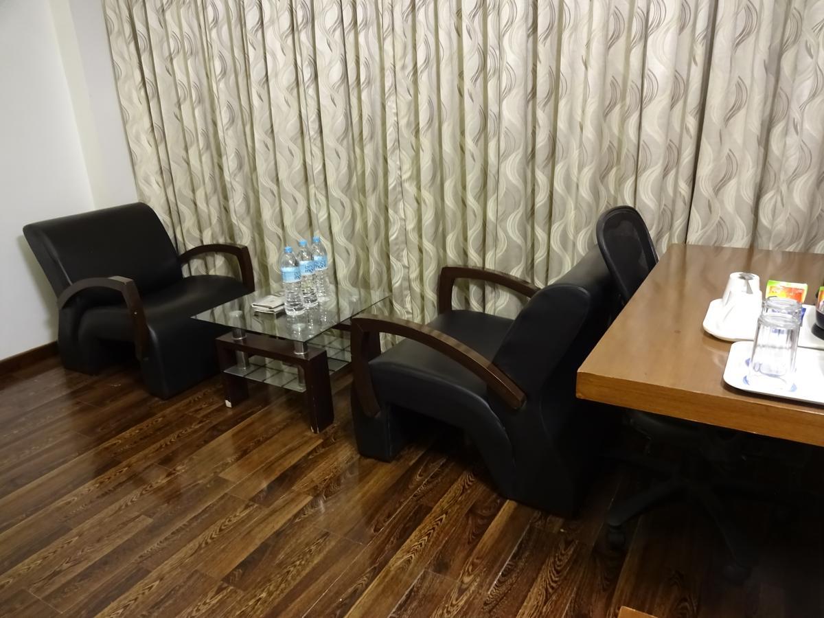Hotel Platinum Residency Ahmedabad Exterior foto