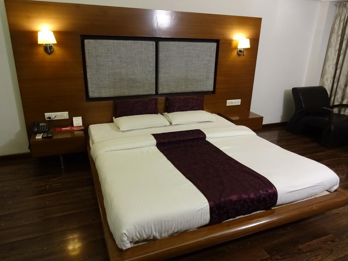 Hotel Platinum Residency Ahmedabad Exterior foto