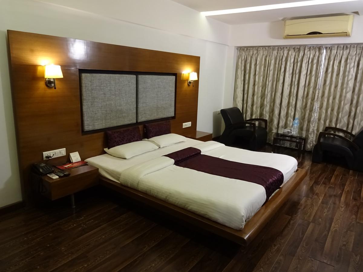 Hotel Platinum Residency Ahmedabad Exterior foto