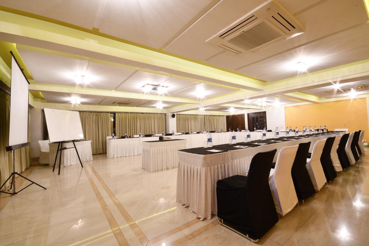Hotel Platinum Residency Ahmedabad Exterior foto