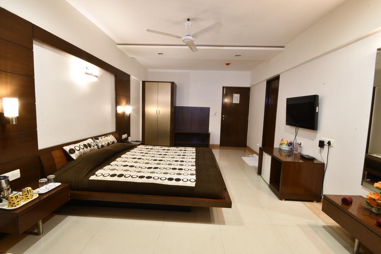 Hotel Platinum Residency Ahmedabad Exterior foto